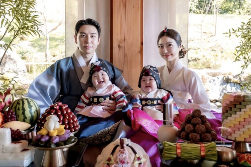 レディ・ジェイン＆イム・ヒョンテ、双子の娘の初誕生日記念写真公開　家族4人揃って