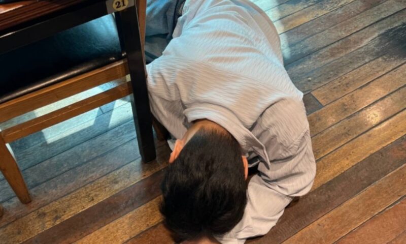 ユン・ミンスの息子ユン・フ、レストランの床に倒れる…「美味しすぎて気絶」