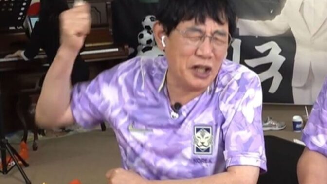 イ・ギョンギュ、韓国代表のW杯32強敗退に激怒「私の税金で飛行機に乗って」とケーキ投げつける
