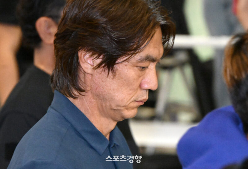 洪明甫監督、罵声飛び交う帰国　鄭夢奎会長も無言で立ち去る