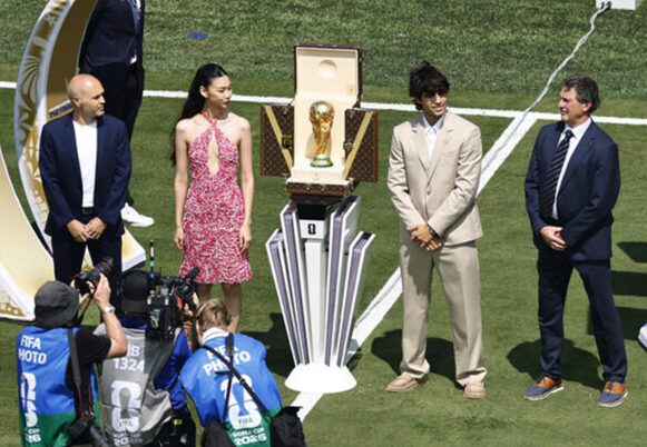 チョン・ホヨンが2026北中米W杯閉会式に登場!ルイ・ヴィトンアンバサダーとしてトロフィーセレモニーで輝きを放つ
