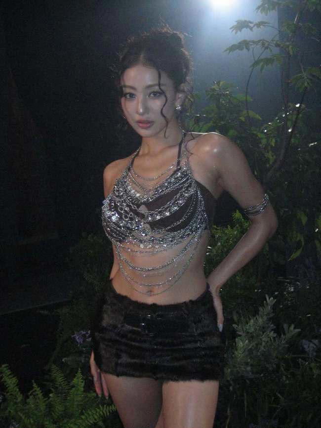 TWICEジヒョ、異次元のヘルシーボディに視線釘付け！セクシーなMVオフショットにコン・スンヨンも「やばい」と大絶賛