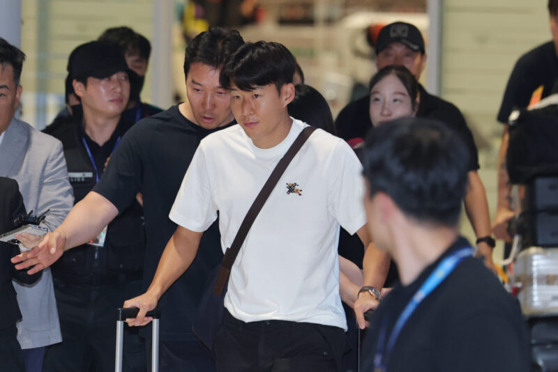 ソン・フンミン帰国、ファンから「顔を上げてください」と温かい激励…ホン・ミョンボ監督とは対照的な光景に