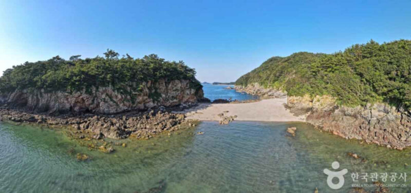 「潮が満ちれば陸の孤島に」1日2回だけ道が現れる、韓国・西海の神秘的な島