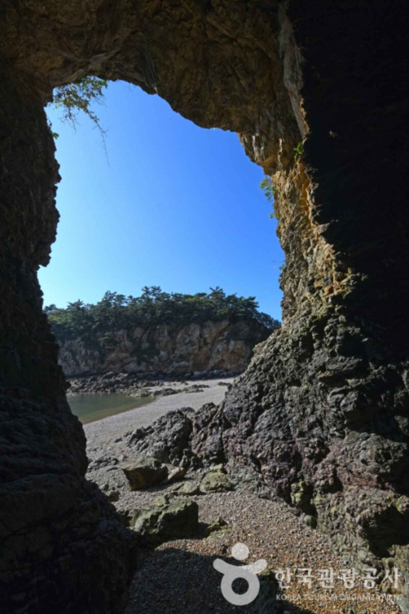 「潮が満ちれば陸の孤島に」1日2回だけ道が現れる、韓国・西海の神秘的な島