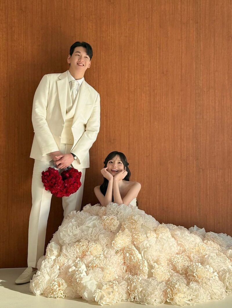 ソン・ヒョンジュ♥パク・ミンジョン、婚前妊娠説を否定→お腹出したクロップトップで証明「子どもができたら祝福」