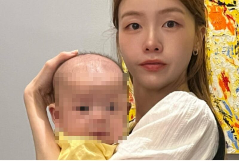 방민아, 품에 안은 아기 공개… 깜짝 근황에 팬들 '깜짝'