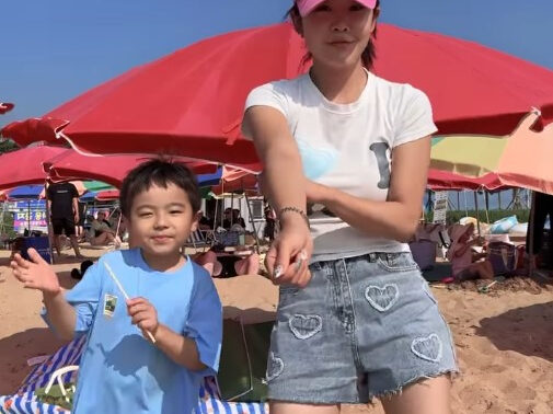 ミニ・ギョル、息子と海水浴場でダンス！微笑ましい母子の仲良しショットが話題