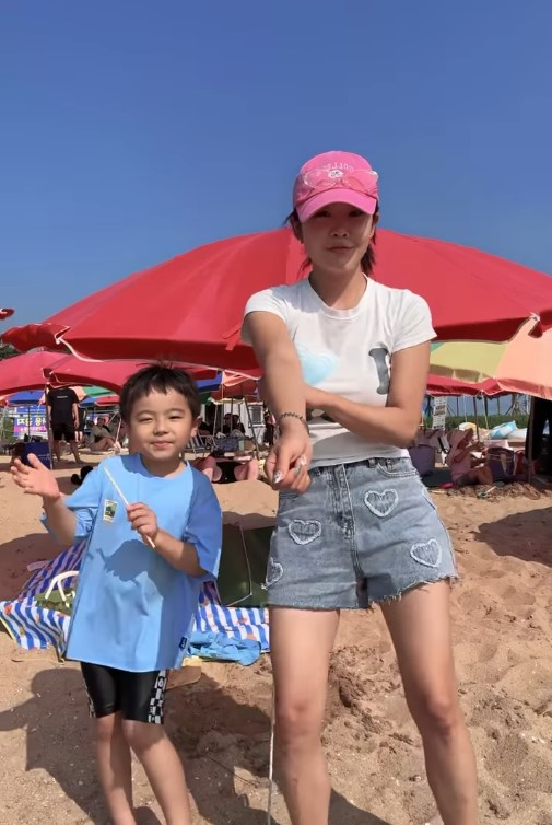 ミニ・ギョル、息子と海水浴場でダンス!微笑ましい母子の仲良しショットが話題