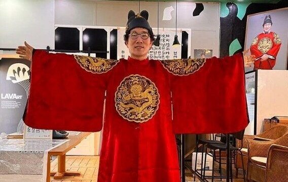 「違法営業で活動休止」のユ・ビビム、洪明甫監督をビビンバで応援