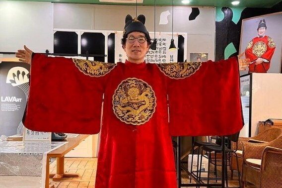 「違法営業で活動休止」のユ・ビビム、洪明甫監督をビビンバで応援
