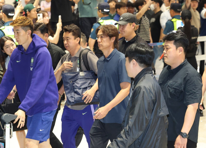 「お疲れ様、誇らしい」日本は拍手、韓国は「ホン・ミョンボ辞任しろ」…日韓代表の帰国で明暗分かれる