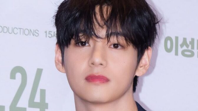 「2時間睡眠」BTS V、宿舎前の私生ファンに苦痛を訴え…「公演コンディションに影響」