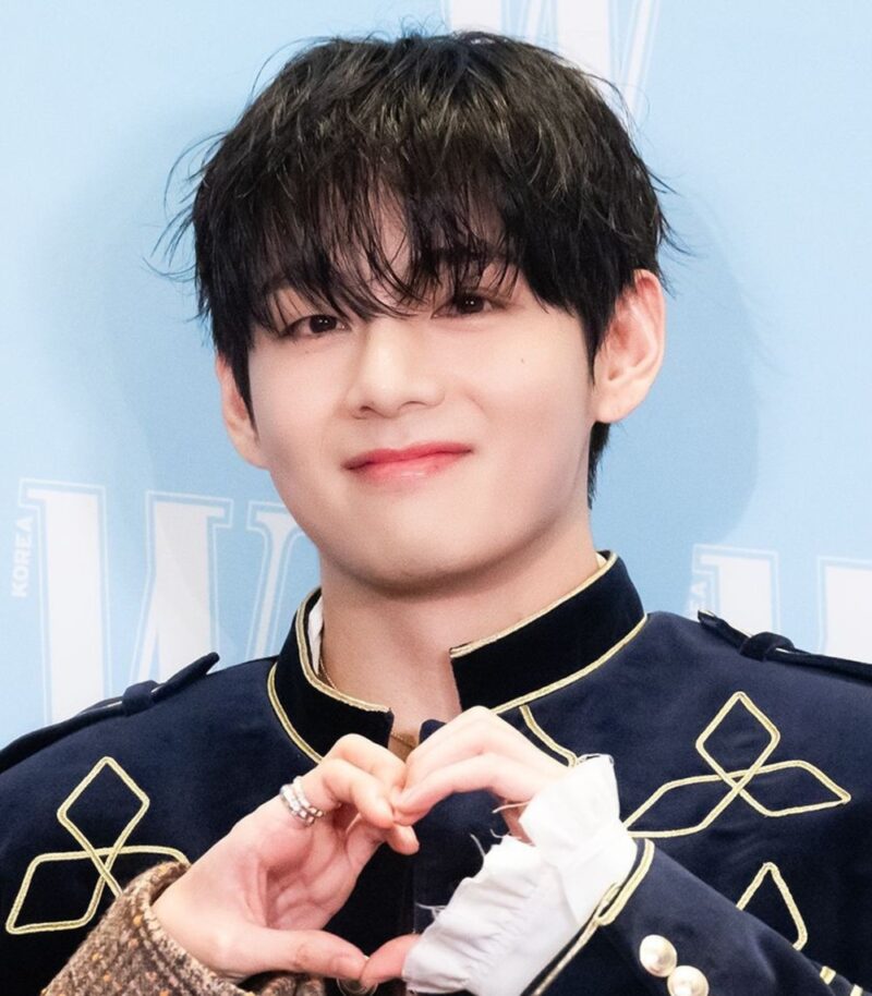 「2時間睡眠」BTS V、宿舎前の私生ファンに苦痛を訴え…「公演コンディションに影響」