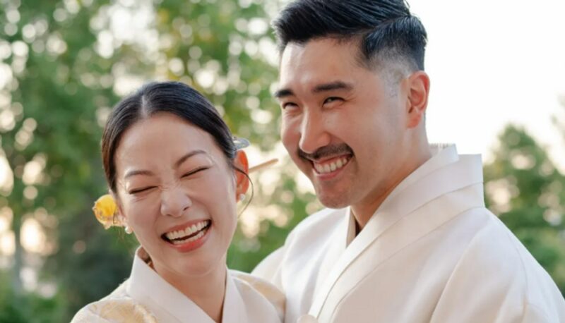 俳優♥医師の夫婦が誕生…「ケデホン」アデン・ジョ、イタリアで意味深い「韓国式結婚式」
