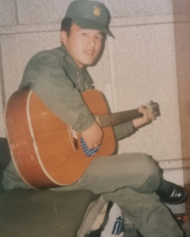 「本人ですか？」…58歳キム・グァンギュ、ふさふさヘア→軍服姿の“全盛期”ショットが話題