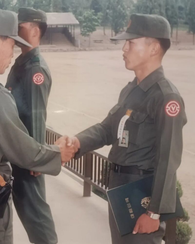 「本人ですか？」…58歳キム・グァンギュ、ふさふさヘア→軍服姿の“全盛期”ショットが話題