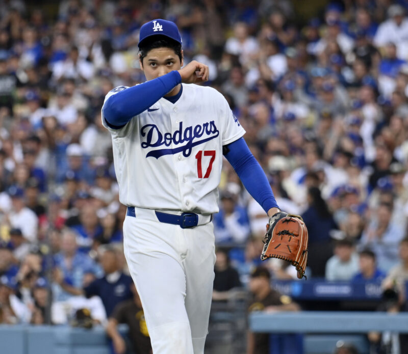 大谷翔平、上腕二頭筋の違和感でスタメン外れる ロバーツ監督「回復傾向、登板は経過を見て判断」