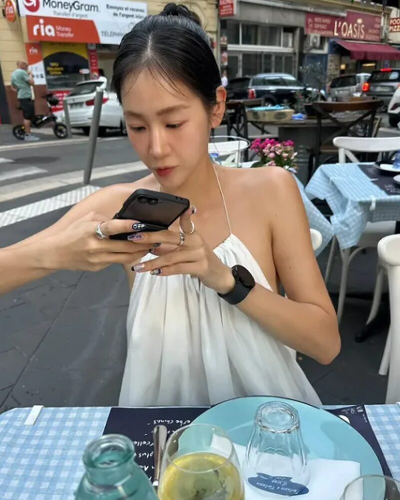 「-20kgのソユ、パリでバックレス姿を披露!「裸かと」ファン驚愕」