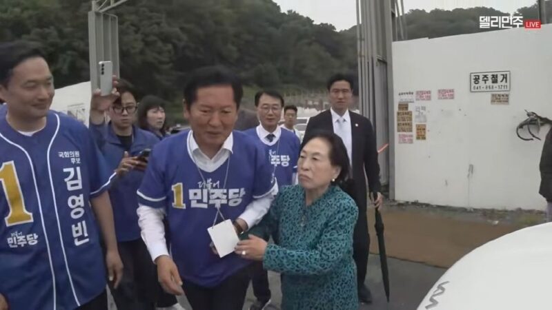 정청래와 손잡았던 전원주, 이번엔 '전한길 집회'서 포착…두 달 만에 대조적인 행보