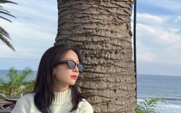 OH MY GIRLユビン、済州島での日常を公開！キュートさと大人っぽさでファンを魅了