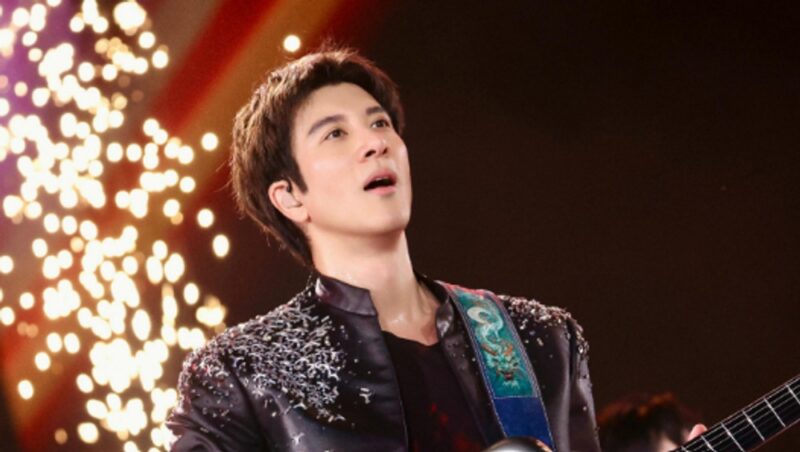 有名男性歌手、コンサート中に転落事故→イヤホンが飛び…顔と耳を緊急縫合手術