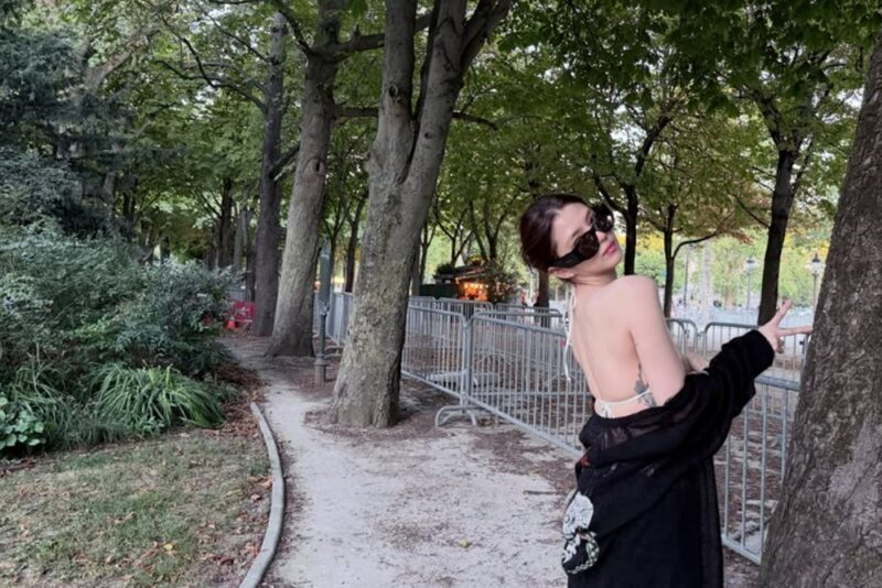 俳優志望でタトゥー消した女優、パリでビキニ姿公開…私服センスも抜群