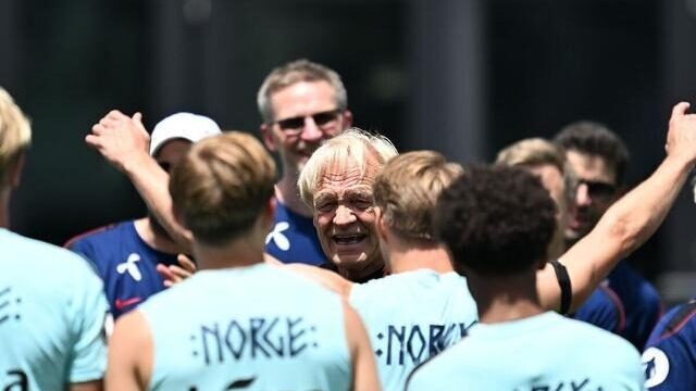 ノルウェー代表、8強進出の快進撃の裏に「感動の絆」…ハーランドら70歳スタッフを祝福する粋な計らいが話題