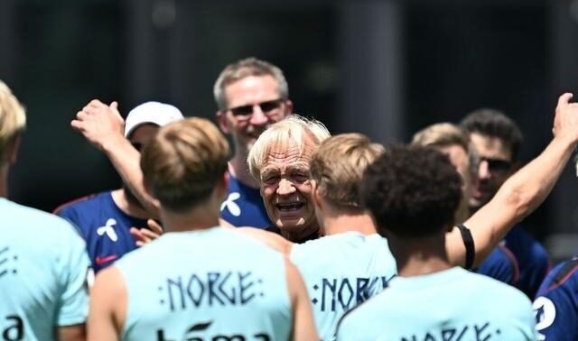 ノルウェー代表、8強進出の快進撃の裏に「感動の絆」…ハーランドら70歳スタッフを祝福する粋な計らいが話題