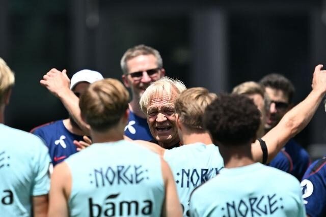 ノルウェー代表、8強進出の快進撃の裏に「感動の絆」…ハーランドら70歳スタッフを祝福する粋な計らいが話題