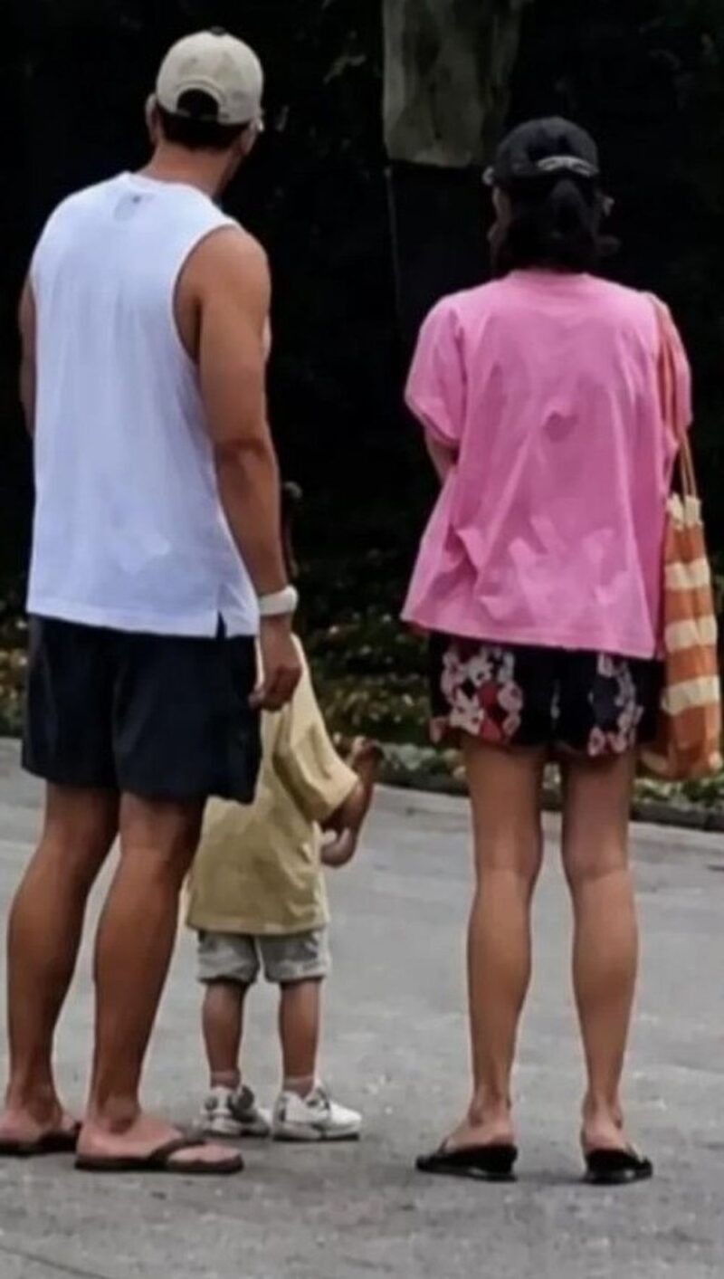ヒョンビン＆ソン・イェジン、沖縄に続きLAでも目撃！AIビジュアルな3歳息子とのんびり