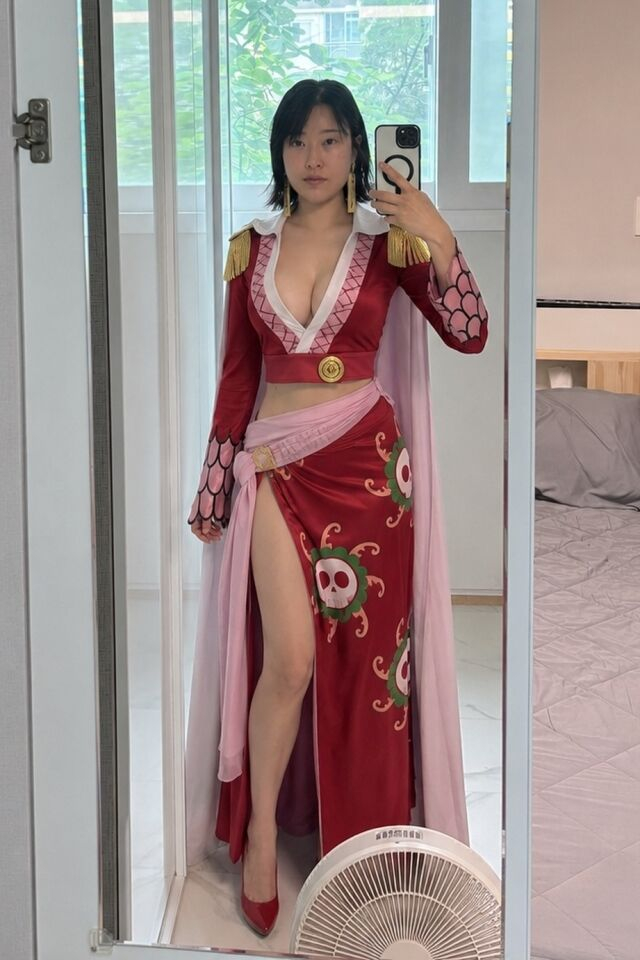 イ・セヨン、大胆露出のコスプレ姿を公開