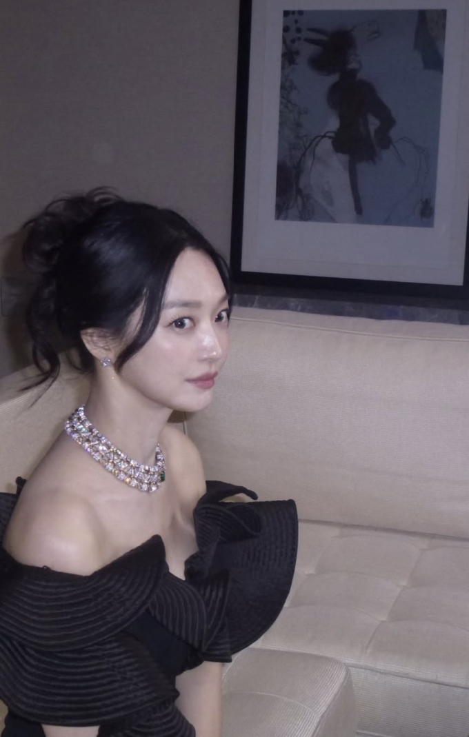 シン・ミナ、気品あふれる女王の風格