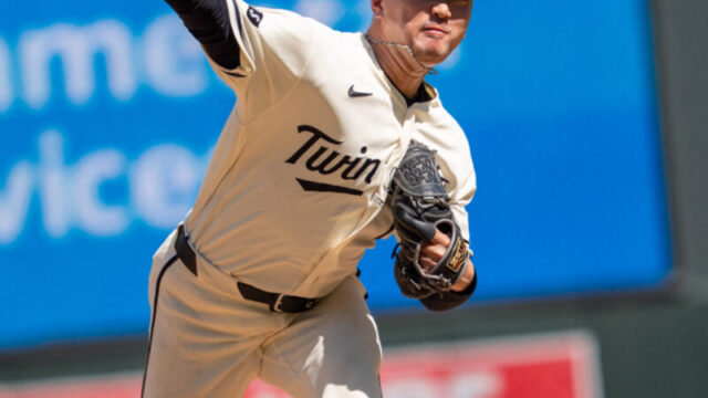 待望の瞬間…高佑錫、MLB初ホールドを記録