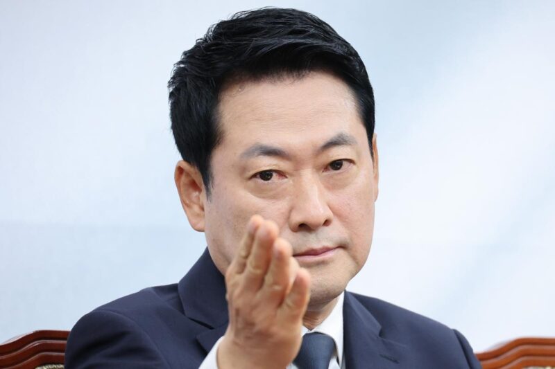 イ氏、運命の10日前…「集中砲火」を浴びる事態に