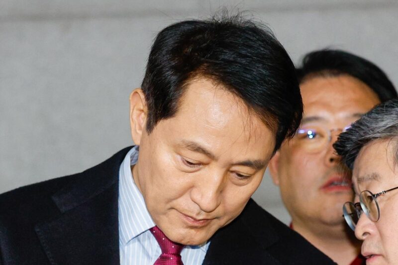 イ氏、運命の10日前…「集中砲火」を浴びる事態に