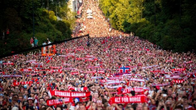 史上初のW杯8強入り、ノルウェー女子代表が凱旋　戦闘機護衛と10万人の大歓声で祝福