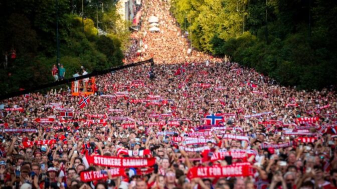 史上初のW杯8強入り、ノルウェー女子代表が凱旋　戦闘機護衛と10万人の大歓声で祝福