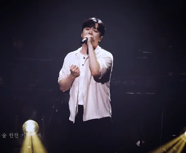 ファン・ガラム、新曲「友達」のステージ映像を公開…ファンから「思い出が蘇る名曲」と絶賛の声