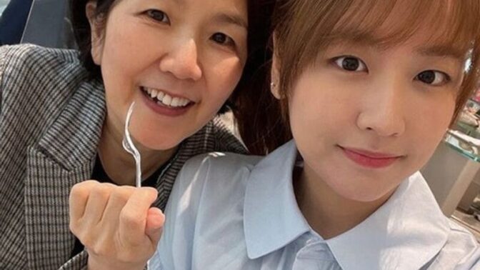 「パク・ボヨン似」イ・ソンミの娘、モデルデビュー…母と韓服ランウェイにサプライズ登場
