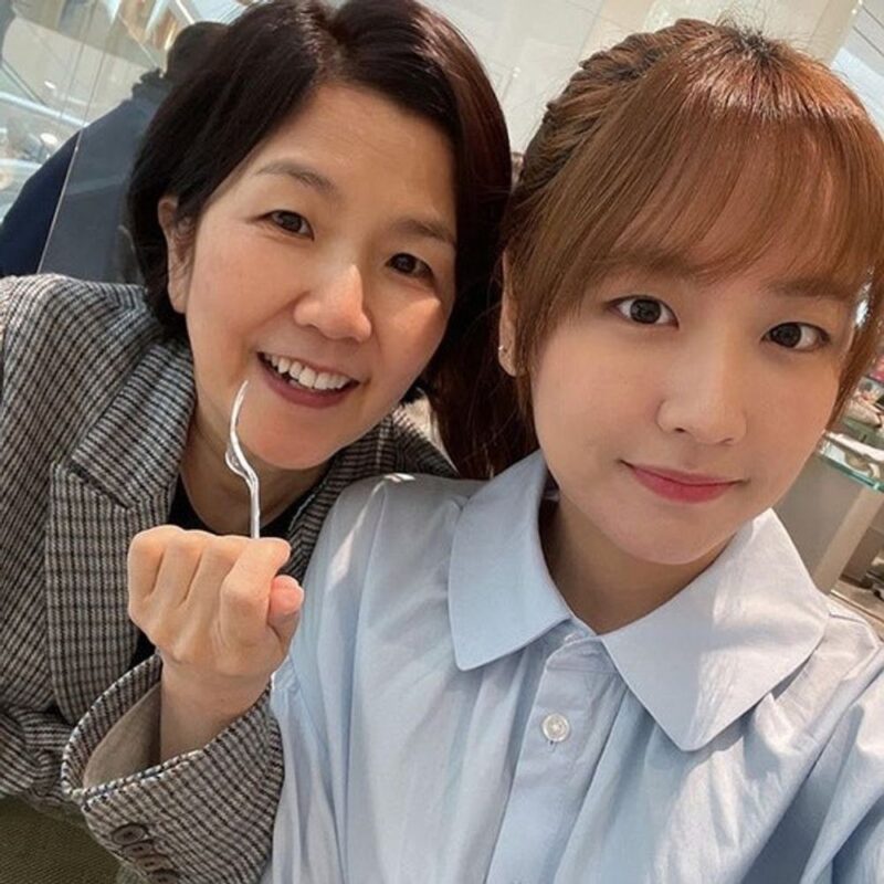 「パク・ボヨン似」イ・ソンミの娘、モデルデビュー…母と韓服ランウェイにサプライズ登場