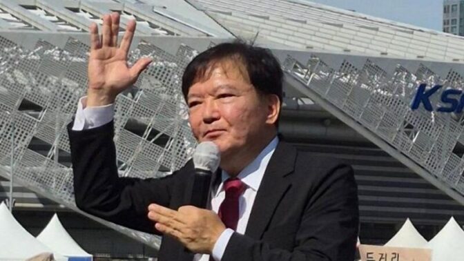 元議員、不正選挙の講演中に倒れ意識不明に