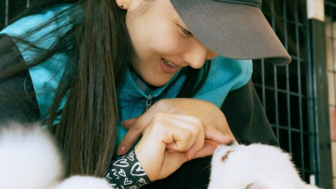 サガン、保護犬シェルターでボランティア活動　心温まる近況に「善き影響力」と称賛の声