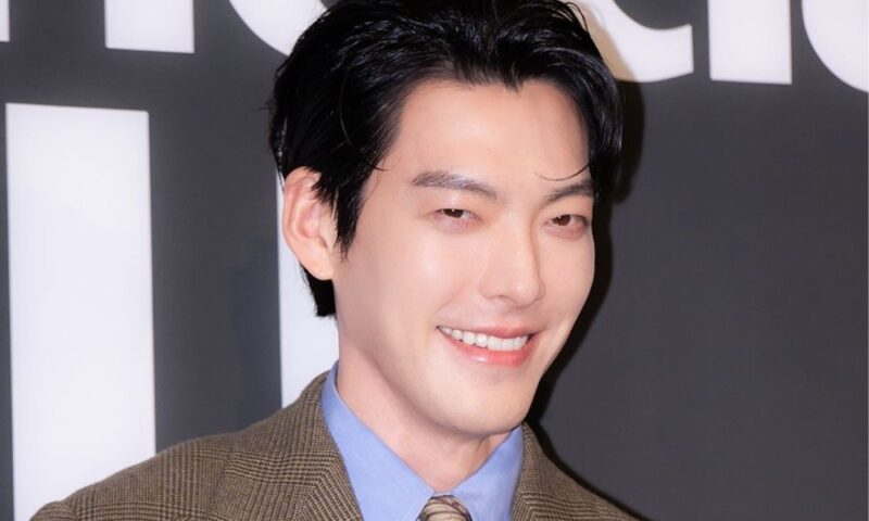 김우빈, 길에서 ♥신민아 내조하는 ‘스윗 남편’…“눈동자 꼭 봐주세요”