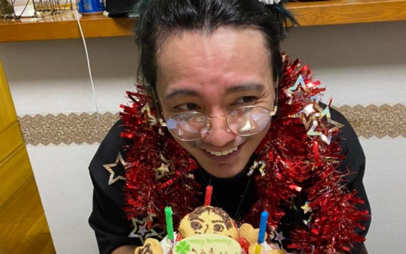 「麻薬実刑」の有名男性歌手、出所後5か月で生放送に登場…「弟に申し訳ない」