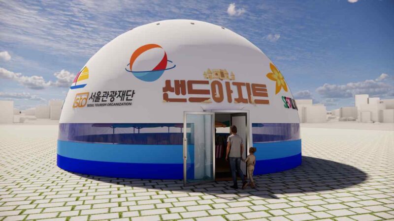 「釜山に行かなくていい?」光化門広場に出現した巨大プールと砂浜の正体とは