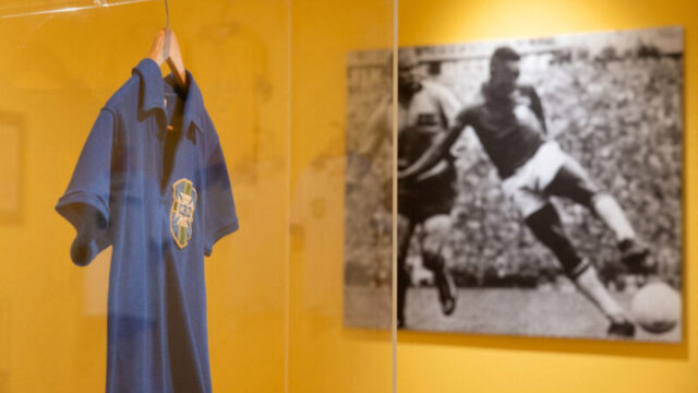 ペレの1958年W杯決勝ユニフォーム、約8億円で落札