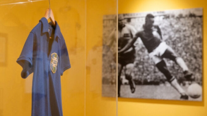ペレの1958年W杯決勝ユニフォーム、約8億円で落札