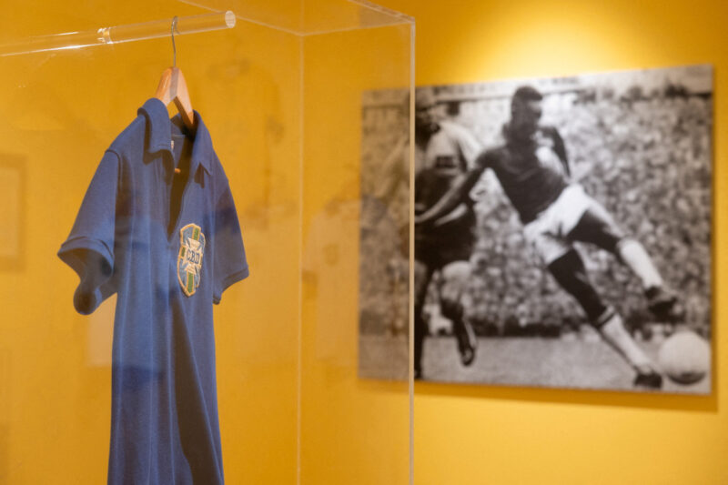 ペレの1958年W杯決勝ユニフォーム、約8億円で落札