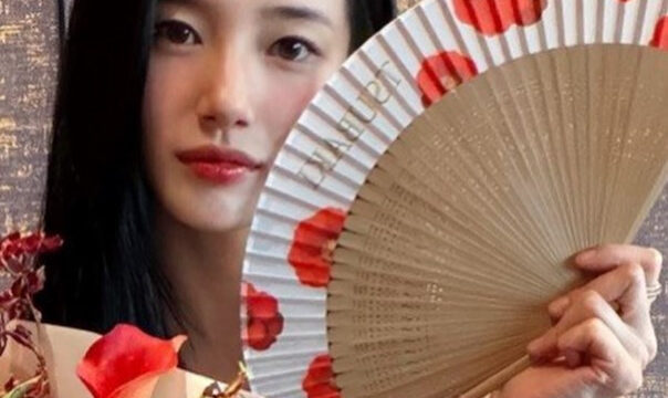 スジ、情熱の赤ドレス姿で魅了